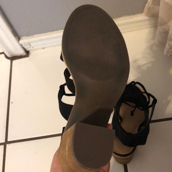 Lace up black heels - Picture 4 of 4